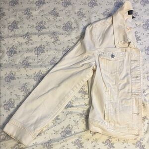 Stylish White Denim Jacket 🤍